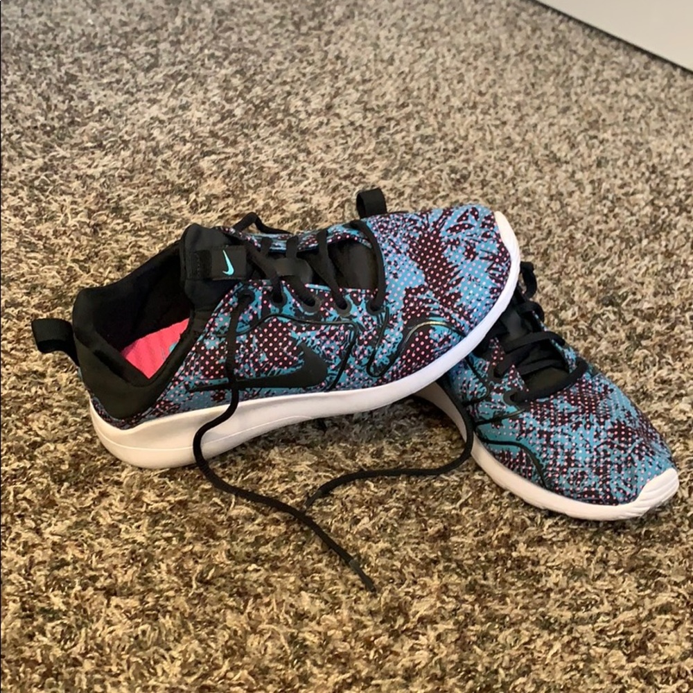 Women’s nike tennis shoes